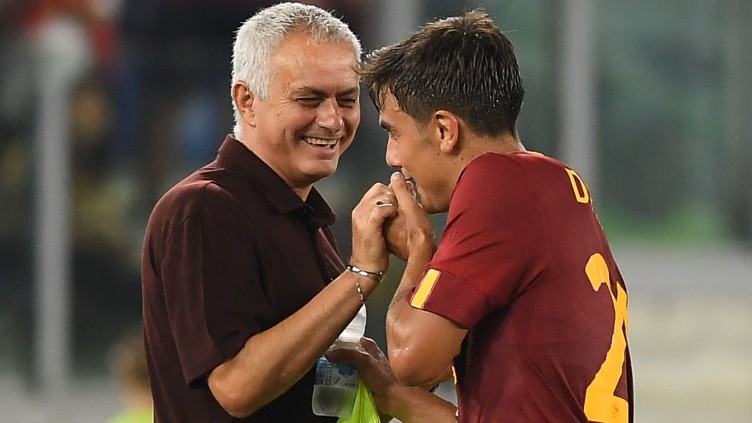 Hora feliz en Roma con Paulo Dybala y José Mourinho